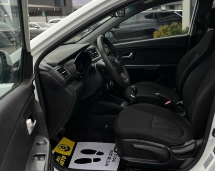 Білий Кіа Ріо, об'ємом двигуна 1.4 л та пробігом 200 тис. км за 6900 $, фото 8 на Automoto.ua