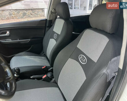 Белый Киа Рио, объемом двигателя 1.4 л и пробегом 279 тыс. км за 7200 $, фото 10 на Automoto.ua