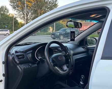 Білий Кіа Ріо, об'ємом двигуна 1.4 л та пробігом 330 тис. км за 3800 $, фото 10 на Automoto.ua