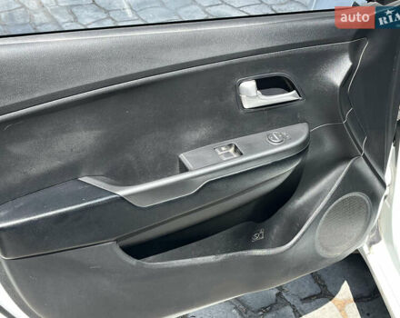 Белый Киа Рио, объемом двигателя 1.4 л и пробегом 279 тыс. км за 7200 $, фото 8 на Automoto.ua