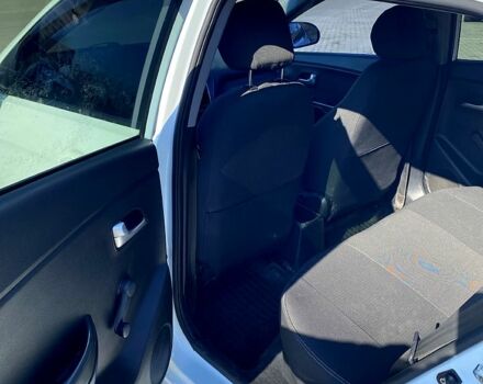 Белый Киа Рио, объемом двигателя 1.4 л и пробегом 102 тыс. км за 6850 $, фото 7 на Automoto.ua
