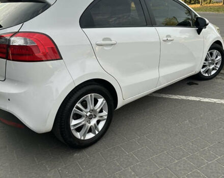 Білий Кіа Ріо, об'ємом двигуна 1.1 л та пробігом 330 тис. км за 6900 $, фото 5 на Automoto.ua