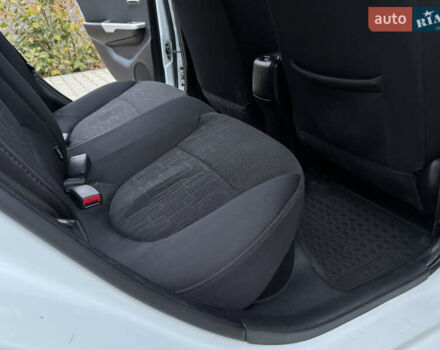 Білий Кіа Ріо, об'ємом двигуна 1.59 л та пробігом 163 тис. км за 8200 $, фото 40 на Automoto.ua