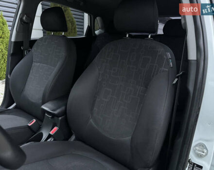 Білий Кіа Ріо, об'ємом двигуна 1.59 л та пробігом 163 тис. км за 8200 $, фото 30 на Automoto.ua