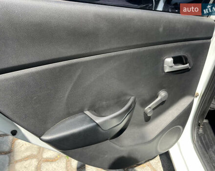 Белый Киа Рио, объемом двигателя 1.4 л и пробегом 279 тыс. км за 7200 $, фото 14 на Automoto.ua