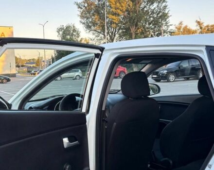 Белый Киа Рио, объемом двигателя 1.4 л и пробегом 330 тыс. км за 5999 $, фото 11 на Automoto.ua