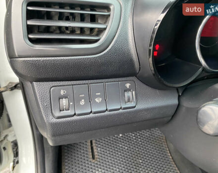 Белый Киа Рио, объемом двигателя 1.59 л и пробегом 210 тыс. км за 6700 $, фото 16 на Automoto.ua