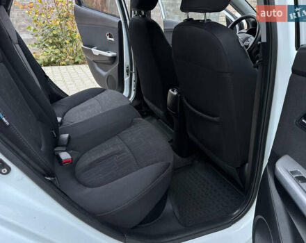 Білий Кіа Ріо, об'ємом двигуна 1.59 л та пробігом 163 тис. км за 8200 $, фото 36 на Automoto.ua