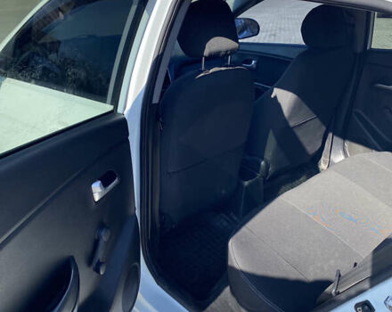 Білий Кіа Ріо, об'ємом двигуна 1.4 л та пробігом 101 тис. км за 7000 $, фото 11 на Automoto.ua