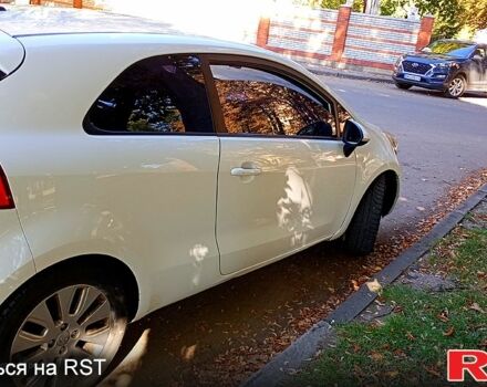 Білий Кіа Ріо, об'ємом двигуна 1.1 л та пробігом 250 тис. км за 4850 $, фото 4 на Automoto.ua