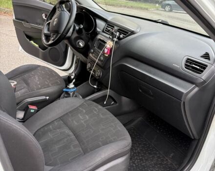 Білий Кіа Ріо, об'ємом двигуна 1.6 л та пробігом 196 тис. км за 7500 $, фото 8 на Automoto.ua