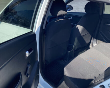 Білий Кіа Ріо, об'ємом двигуна 1.4 л та пробігом 103 тис. км за 6750 $, фото 11 на Automoto.ua
