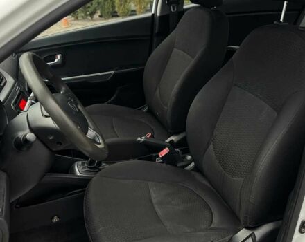 Білий Кіа Ріо, об'ємом двигуна 1.4 л та пробігом 200 тис. км за 6900 $, фото 9 на Automoto.ua