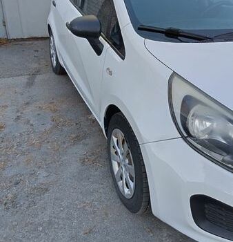 Белый Киа Рио, объемом двигателя 1.2 л и пробегом 203 тыс. км за 5600 $, фото 2 на Automoto.ua