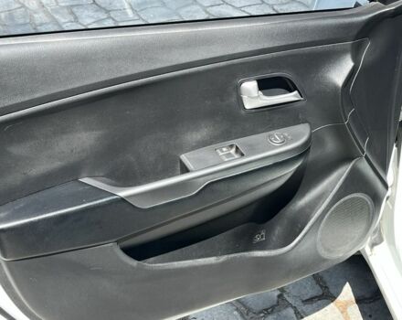 Белый Киа Рио, объемом двигателя 1.4 л и пробегом 279 тыс. км за 7000 $, фото 8 на Automoto.ua