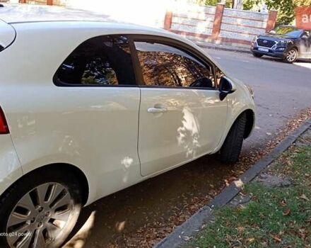 Белый Киа Рио, объемом двигателя 1.12 л и пробегом 250 тыс. км за 4400 $, фото 1 на Automoto.ua
