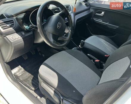 Белый Киа Рио, объемом двигателя 1.4 л и пробегом 279 тыс. км за 7200 $, фото 11 на Automoto.ua