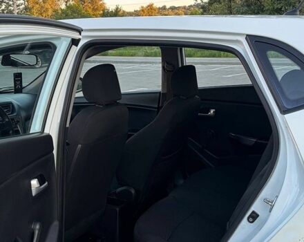 Білий Кіа Ріо, об'ємом двигуна 1.4 л та пробігом 330 тис. км за 3800 $, фото 12 на Automoto.ua