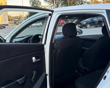 Білий Кіа Ріо, об'ємом двигуна 1.4 л та пробігом 330 тис. км за 3800 $, фото 11 на Automoto.ua