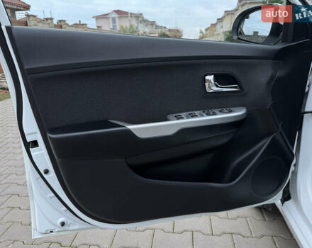 Білий Кіа Ріо, об'ємом двигуна 1.59 л та пробігом 163 тис. км за 8200 $, фото 31 на Automoto.ua