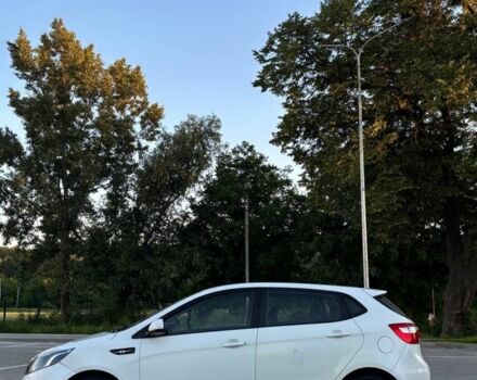 Белый Киа Рио, объемом двигателя 1.4 л и пробегом 330 тыс. км за 5999 $, фото 6 на Automoto.ua