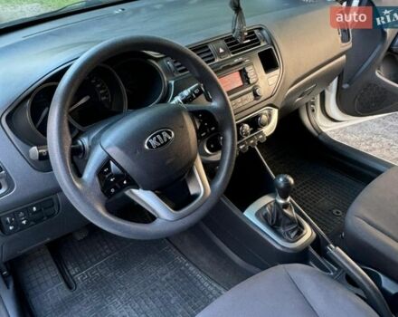 Белый Киа Рио, объемом двигателя 1.25 л и пробегом 144 тыс. км за 7000 $, фото 2 на Automoto.ua