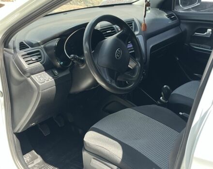 Белый Киа Рио, объемом двигателя 1.4 л и пробегом 279 тыс. км за 7000 $, фото 9 на Automoto.ua