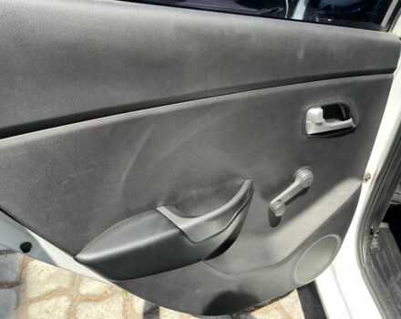 Белый Киа Рио, объемом двигателя 1.4 л и пробегом 279 тыс. км за 7000 $, фото 14 на Automoto.ua