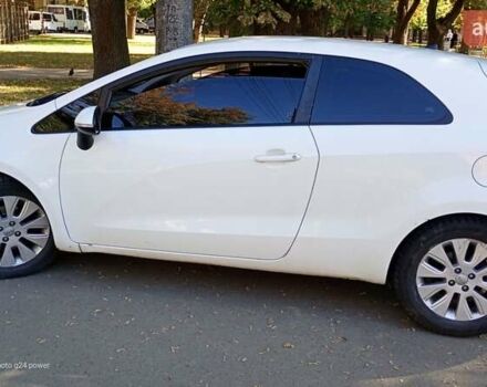 Белый Киа Рио, объемом двигателя 1.12 л и пробегом 250 тыс. км за 4400 $, фото 4 на Automoto.ua