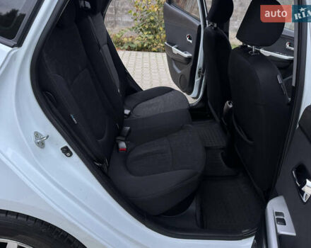 Білий Кіа Ріо, об'ємом двигуна 1.59 л та пробігом 163 тис. км за 8200 $, фото 37 на Automoto.ua