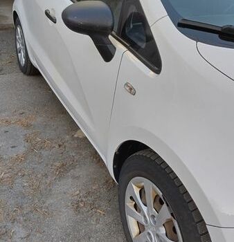 Белый Киа Рио, объемом двигателя 1.2 л и пробегом 203 тыс. км за 5600 $, фото 3 на Automoto.ua