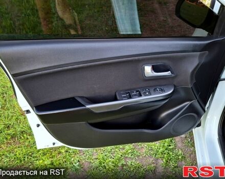 Білий Кіа Ріо, об'ємом двигуна 1.6 л та пробігом 185 тис. км за 7899 $, фото 8 на Automoto.ua