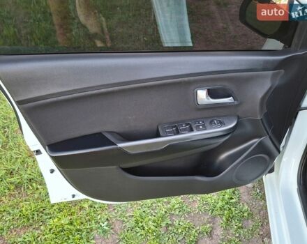 Білий Кіа Ріо, об'ємом двигуна 1.6 л та пробігом 185 тис. км за 7899 $, фото 21 на Automoto.ua
