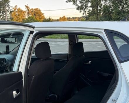 Белый Киа Рио, объемом двигателя 1.4 л и пробегом 330 тыс. км за 5999 $, фото 10 на Automoto.ua