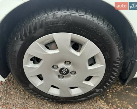 Белый Киа Рио, объемом двигателя 1.4 л и пробегом 132 тыс. км за 7500 $, фото 12 на Automoto.ua