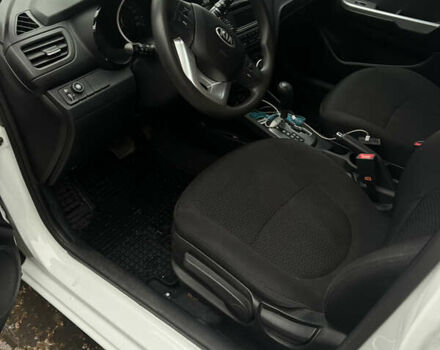 Белый Киа Рио, объемом двигателя 1.4 л и пробегом 132 тыс. км за 7500 $, фото 10 на Automoto.ua