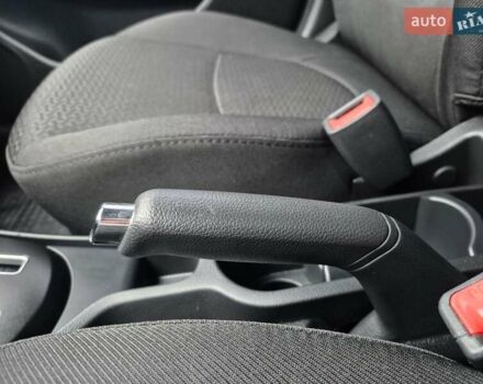 Білий Кіа Ріо, об'ємом двигуна 1.4 л та пробігом 132 тис. км за 8800 $, фото 28 на Automoto.ua