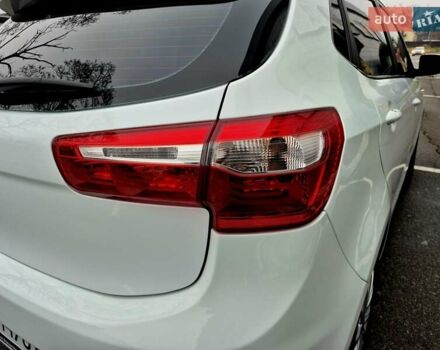 Білий Кіа Ріо, об'ємом двигуна 1.4 л та пробігом 132 тис. км за 8800 $, фото 15 на Automoto.ua