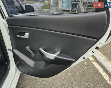 Білий Кіа Ріо, об'ємом двигуна 1.4 л та пробігом 132 тис. км за 8800 $, фото 43 на Automoto.ua