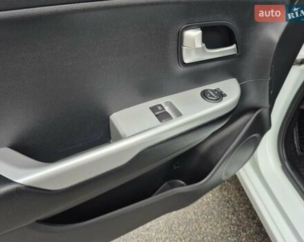 Білий Кіа Ріо, об'ємом двигуна 1.4 л та пробігом 132 тис. км за 8800 $, фото 37 на Automoto.ua