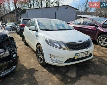 Белый Киа Рио, объемом двигателя 1.59 л и пробегом 200 тыс. км за 3200 $, фото 1 на Automoto.ua