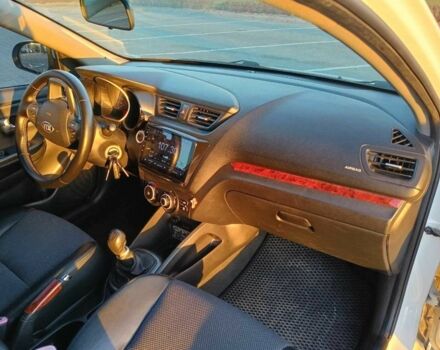 Білий Кіа Ріо, об'ємом двигуна 1.4 л та пробігом 160 тис. км за 8500 $, фото 14 на Automoto.ua