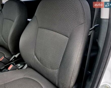 Білий Кіа Ріо, об'ємом двигуна 1.4 л та пробігом 132 тис. км за 8800 $, фото 27 на Automoto.ua