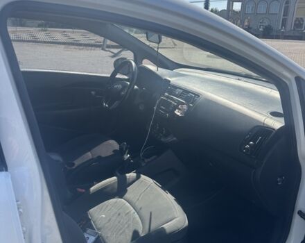 Білий Кіа Ріо, об'ємом двигуна 1.12 л та пробігом 289 тис. км за 5800 $, фото 5 на Automoto.ua