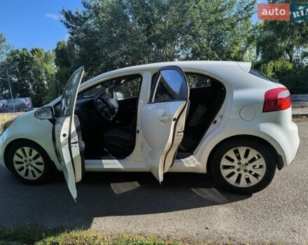Білий Кіа Ріо, об'ємом двигуна 1.6 л та пробігом 100 тис. км за 8500 $, фото 4 на Automoto.ua