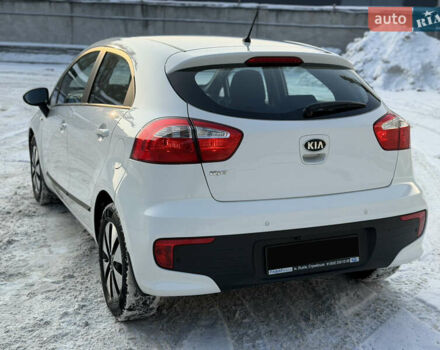 Білий Кіа Ріо, об'ємом двигуна 1.4 л та пробігом 65 тис. км за 12700 $, фото 7 на Automoto.ua