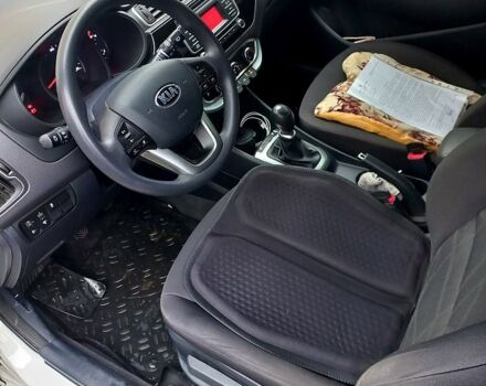 Білий Кіа Ріо, об'ємом двигуна 1.1 л та пробігом 52 тис. км за 10200 $, фото 5 на Automoto.ua