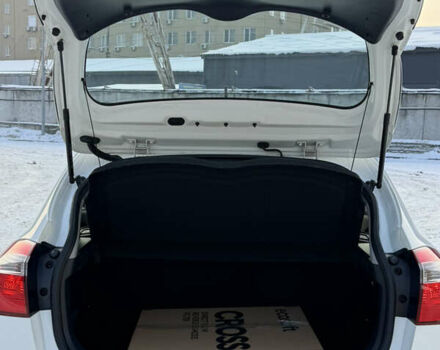 Білий Кіа Ріо, об'ємом двигуна 1.4 л та пробігом 65 тис. км за 12700 $, фото 17 на Automoto.ua