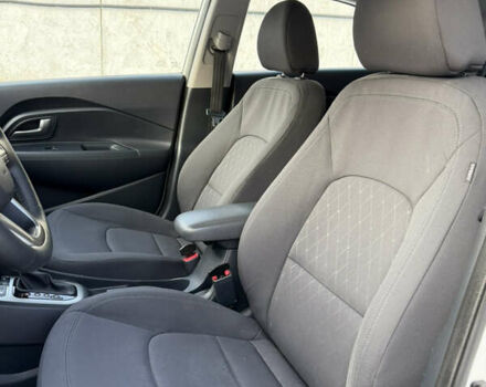 Білий Кіа Ріо, об'ємом двигуна 1.4 л та пробігом 65 тис. км за 12700 $, фото 13 на Automoto.ua
