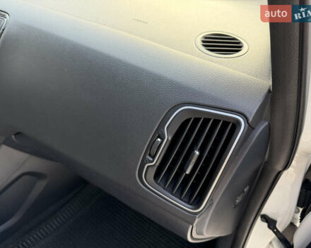 Білий Кіа Ріо, об'ємом двигуна 1.4 л та пробігом 65 тис. км за 12700 $, фото 24 на Automoto.ua